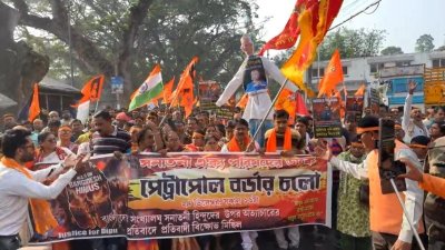বাংলাদেশে হিন্দু সম্প্রদায়ের ওপর নির্যাতনের অভিযোগ তুলে বেনাপোলের ওপারে ভারতের পেট্রাপোল বন্দর এলাকায় বিক্ষোভ সমাবেশ করেছে সনাতনী ঐক্য পরিষদ