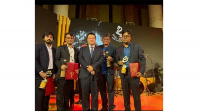 চীনের রাষ্ট্রদূত ইয়াও ওয়েনের (মাঝে) সঙ্গে পুরস্কার প্রাপ্ত বাংলা ট্রিবিউনের  চার সাংবাদিক বাঁ থেকে সুদীপ্ত কবীর, আরশাদ আলী, তানজিম আহমেদ ও গোলাম মাওলা
