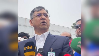 সাংবাদিকদের সঙ্গে কথা বলছেন সালাহ উদ্দিন আহমেদ