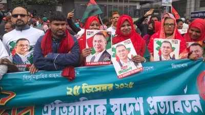 সড়কে নেতাকর্মীদের অবস্থান