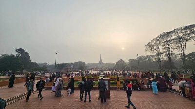 জাতীয় স্মৃতিসৌধ এলাকায় দর্শনার্থীদের ভিড়, বৃহস্পতিবার বিকালে তোলা ছবি