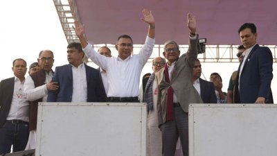 গণসংবর্ধনা অনুষ্ঠানে উপস্থিত নেতাকর্মী ও সমর্থকদের উদ্দেশে হাত নাড়ছেন তারেক রহমান (ছবি: মেহেদি হাসান)