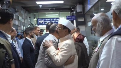 উপস্থিত নেতাদের সঙ্গে কুশল বিনিময় করেন তারেক রহমান