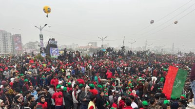 তিনশ' ফিটে জনসমুদ্র