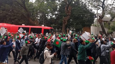 শাহজালাল বিমানবন্দরে নেতাকর্মীদের ভিড়