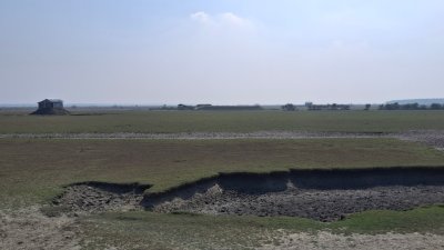 নোয়াখালীর হাতিয়ার যে চরটিতে সংঘর্ষ-গোলাগুলিতে পাঁচ জন নিহত হয়েছেন, সেটির দখলে রয়েছে স্থানীয় তিনটি সন্ত্রাসী বাহিনী