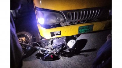 ট্রাকচাপায় গুঁড়িয়ে যায় মোটরসাইকেলটি