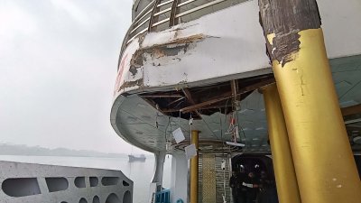 সংঘর্ষে ক্ষতিগ্রস্ত লঞ্চ