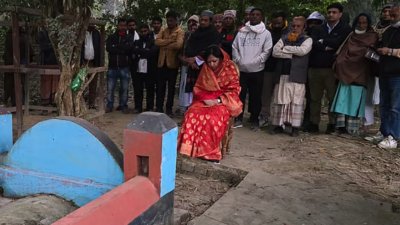 বৃহস্পতিবার বিকালে বিজয়নগর উপজেলার ইসলামপুর গ্রামে দাদা-দাদির কবর জিয়ারতের মাধ্যমে নির্বাচনী কার্যক্রম শুরু করেছেন রুমিন ফারহানা