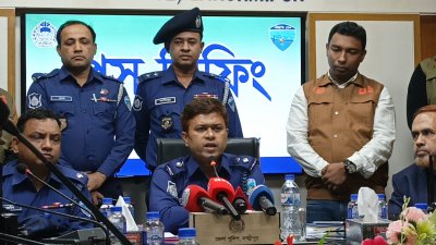 সাংবাদিকদের সঙ্গে কথা বলছেন পুলিশ সুপার (এসপি) মো. আবু তারেক