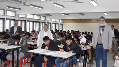 খুলনা বিশ্ববিদ্যালয়ের উপাচার্য প্রফেসর ড. মো. রেজাউল করিম পরীক্ষা কেন্দ্রের হলরুম ও কন্ট্রোল রুমগুলো পরিদর্শন করেন
