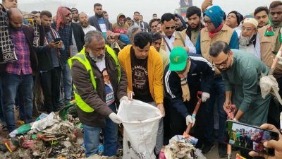 বর্জ্য অপসারণ করছেনে বিএনপি নেতাকর্মীরা