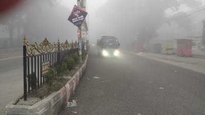 শীতের কুয়াশাচ্ছন্ন সকালে লাইট জ্বালিয়ে চলছে যানবাহন