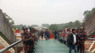 জিয়া উদ্যানে বিজিবি সদস্যরা