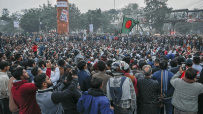 শাহবাগ মোড় অবরোধ করে রেখেছে ইনকিলাব মঞ্চ (ছবি: মেহেদি হাসান)