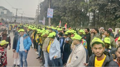 সাভারের জাতীয় স্মৃতিসৌধের সামনে হাজার হাজার নেতা-কর্মী উপস্থিত হয়েছেন