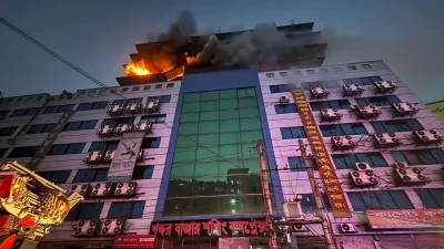 গু‌লিস্তা‌নে খদ্দর বাজার শপিং কমপ্লেক্সে আগুন