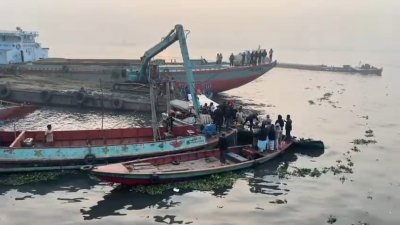 ডুবে যাওয়া বাল্কহেডের ভেতর থেকে দুজনের মরদেহ উদ্ধার করা হয়