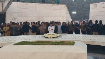 জিয়াউর রহমানের সমাধিতে ফুল দিয়ে শ্রদ্ধা জানান তারেক রহমান