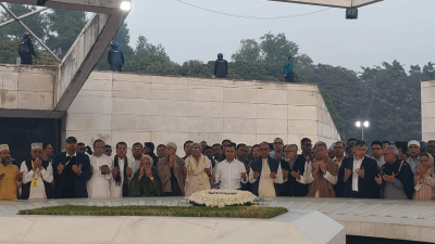দলের নেতাকর্মীদের নিয়ে মোনাজাত করছেন তারেক রহমান