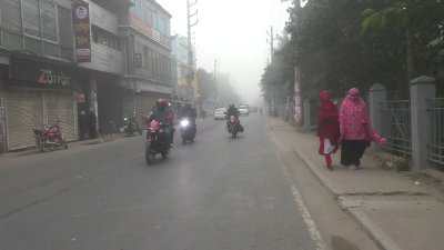 রাস্তায় মানুষের চলাচল কমেছে