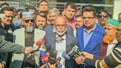 জিএম কাদেরের পক্ষে মনোনয়নপত্র সংগ্রহ করে সাংবাদিকদের সঙ্গে কথা বলছেন দলটির নেতারা