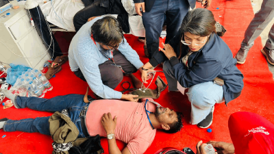 অস্থায়ী মেডিক্যাল ক্যাম্পে সেবা নিচ্ছেন একজন