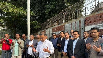 ছোট ভাই কোকোর কবর জিয়ারত করছেন তারেক রহমান