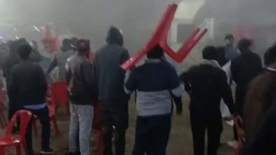 ইট-পাটকেল নিক্ষেপ করে মঞ্চ দখল নেওয়ার চেষ্টা করে একদল উচ্ছৃঙ্খল মানুষ
