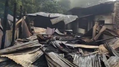 ক্ষতিগ্রস্ত বাসিন্দারা জানিয়েছেন, আগুনে প্রায় অর্ধকোটি টাকার ক্ষয়ক্ষতি হয়েছে