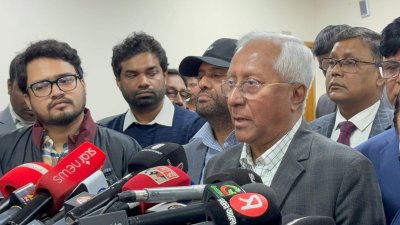 সাংবাদিকদের সঙ্গে কথা বলছেন ইসি সচিব আখতার আহমেদ