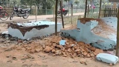 ঠাকুরগাঁও সদর উপজেলায় শুক্রবার গভীর রাতে হজরত বাবা শাহ সত্যপীরের মাজার ও কবর ভাঙচুরের ঘটনা ঘটেছে