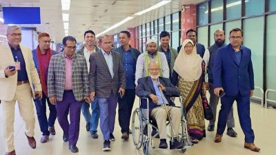বিমানবন্দরে ড. খন্দকার মোশাররফ