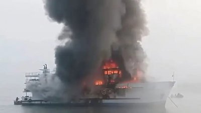 বাঁকখালী নদীতে ‘দ্যা আটলান্টিক ক্রুজ’ নামের জাহাজটিতে আগুন লাগে