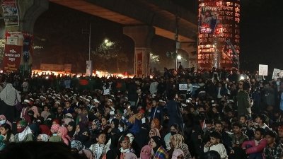 শাহবাগে ইনকিলাব মঞ্চের অবরোধ চলছে