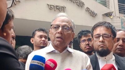 আদালত প্রাঙ্গনে সাংবাদিকদের সঙ্গে কথা বলছেন মাহমুদুর রহমান