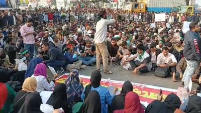 হাদির খুনিদের গ্রেফতার ও বিচারের দাবিতে চট্টগ্রামে সর্বাত্মক অবরোধ কর্মসূচি শুরু করেছে ইনকিলাব মঞ্চ
