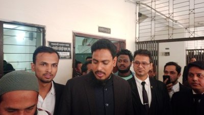 আদালত চত্বরে আখতার হোসেন