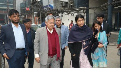 প্রথম আলো ও ডেইলি স্টার কার্যালয় পরিদর্শনে নৌ উপদেষ্টা