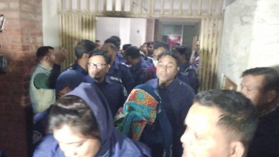 আদালত থেকে আসামিদের রিমান্ডে নেওয়া হচ্ছে