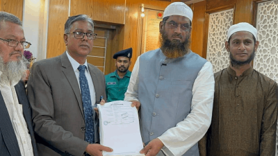 মনোনয়নপত্র জমা দিচ্ছেন মাওলানা মুহাম্মাদ মামুনুল হক
