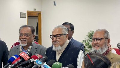 সাংবাদিকদের সঙ্গে কথা বলছেন নজরুল ইসলাম খান