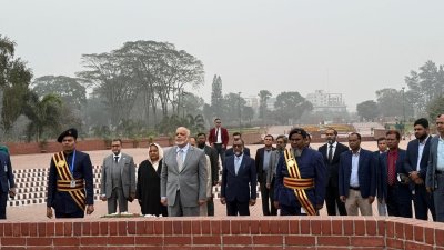 জাতীয় স্মৃতিসৌধে শ্রদ্ধা নিবেদন করেছেন নবনিযুক্ত প্রধান বিচারপতি জুবায়ের রহমান চৌধুরী