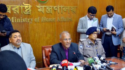 সাংবাদিকদের ব্রিফিং করেন স্বরাষ্ট্র উপদেষ্টা
