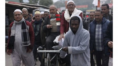 দলীয় জেলা কার্যালয় থেকে রিকশায় চড়ে ডিসি অফিসে এসে জেলা রিটার্নিং কর্মকর্তার কাছে মনোনয়নপত্র জমা দেন মির্জা ফখরুল ইসলাম আলমগীর