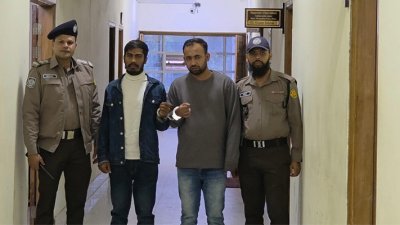 অস্ত্রসহ গ্রেফতার হওয়া দুই যুবক