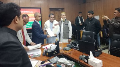 ঢাকা জেলা প্রশাসক ও রিটার্নিং অফিসার মো. রেজাউল করিম মনোনয়নপত্র দাখিল কার্যক্রম শেষে সংবাদ সম্মেলনে এসব তথ্য জানান