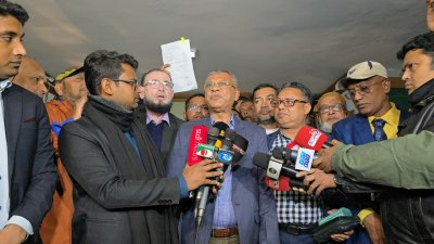মনোনয়নপত্র জমা দেওয়ার পর সাংবাদিকদের সঙ্গে কথা বলছেন  বিএনপির নেতা সাইফুল আলম নীরব