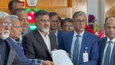 ঢাকা-১৫ আসনে মনোনয়নপত্র জমা দিলেন শফিকুল ইসলাম খান