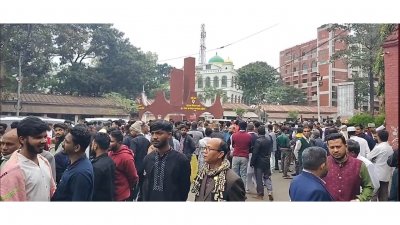 চট্টগ্রাম জেলা প্রশাসকের কার্যালয়ের সামনে প্রার্থী ও সমর্থকদের ভিড়
